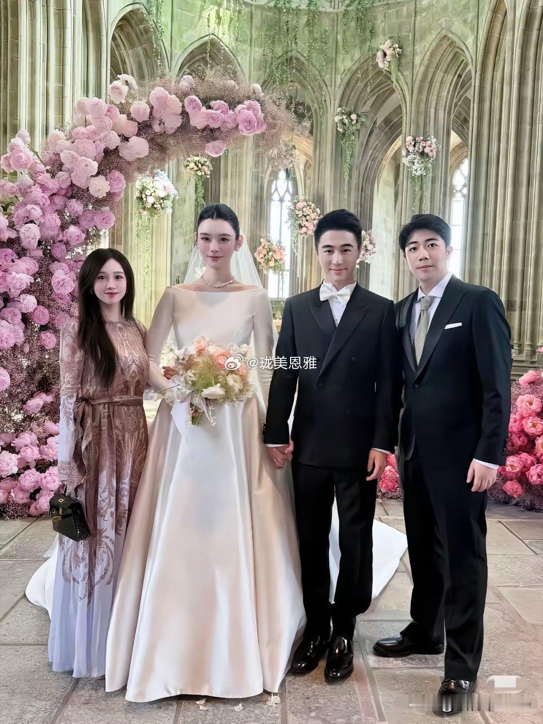 男方努力穿内增高，做高发型也只能跟女方看起来差不多高 