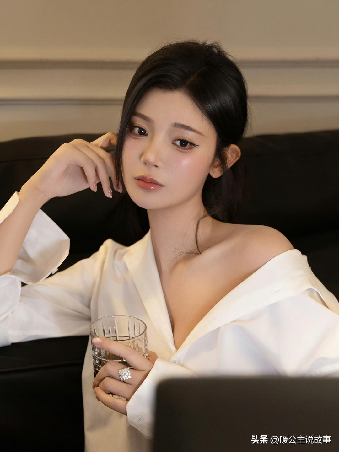 浩浩妈王星辰居家白衬衣丝滑美腿，身材不错！