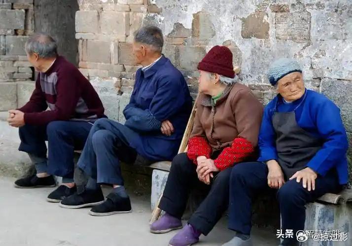 别让乡村空巢老人只剩孤单乡村的清晨，炊烟刚散，赵奶奶就坐在门槛上反复擦拭手机——