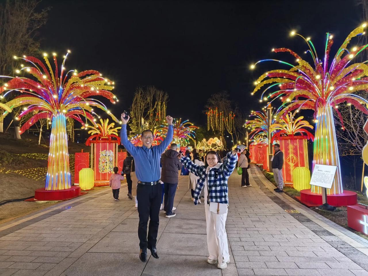 东安湖看灯，在人海里接住一城烟火
 
正月十三的傍晚，风里还裹着川西坝子特有的清