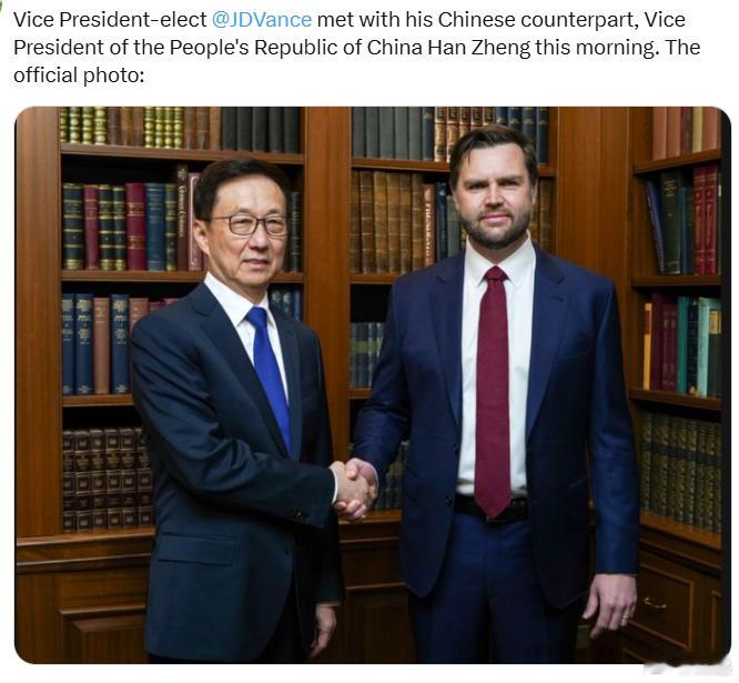 万斯的肢体语言。。。展现出了具象，大写，且真实的紧张，有点不知道怎么摆放肢体的感