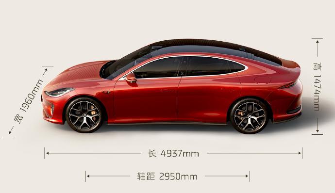 全新智己 L6采用黄金车身比例设计，车身轴距2950mm，拥有27° Coupe