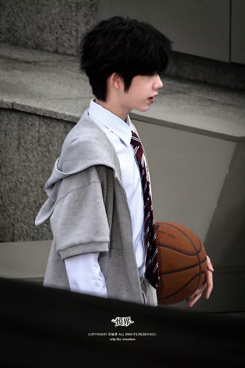 陈奕恒校园剧男主 陈奕恒今天《我们的少年时代2》路透清源学长行走的校园剧男主！篮