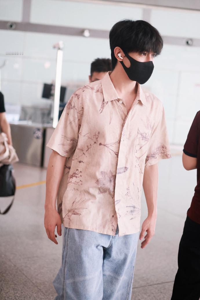 夏之光出发 VOGUE 活动 夏之光出发参与 VOGUE 活动，优越外形搭配独特