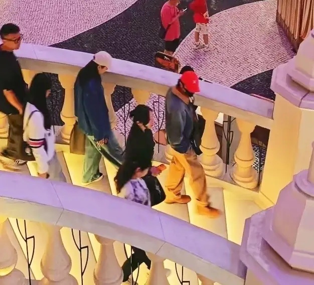 有网友在澳门美高梅博物馆偶遇古巨基，还有他太太陈韵晴！夫妻俩年初才宣布要了二胎宝