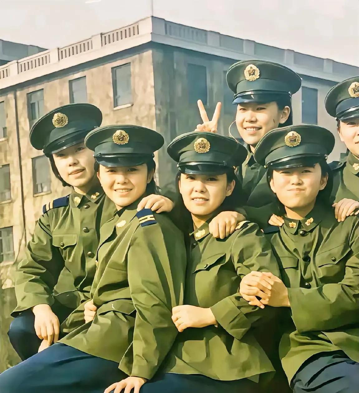 一群英姿飒爽的女兵，她们身穿空军军服，每一个都青春靓丽，处处显露出朝气蓬勃，尤其