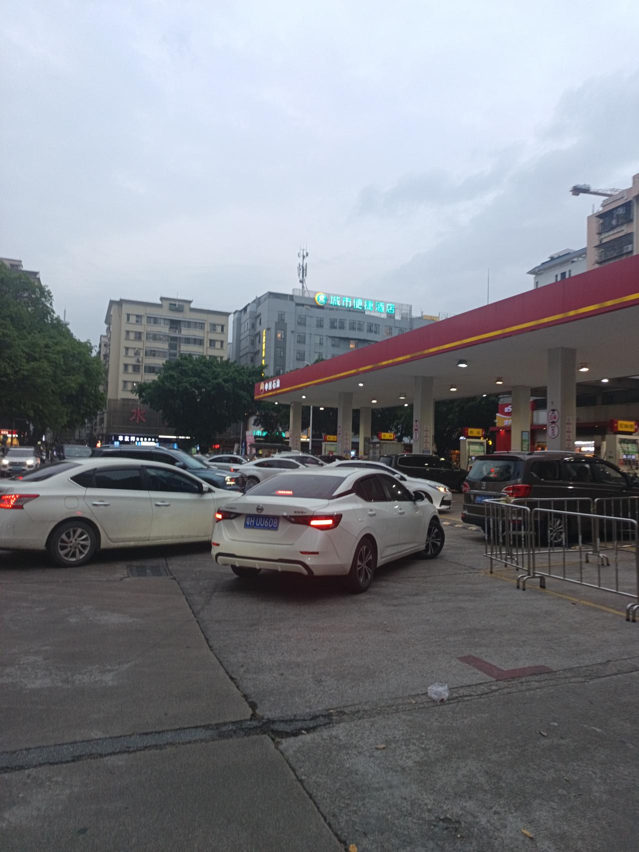 我终于知道
为什么明明有这么多油在加油站
却依然有这么多人来排队加油了



你