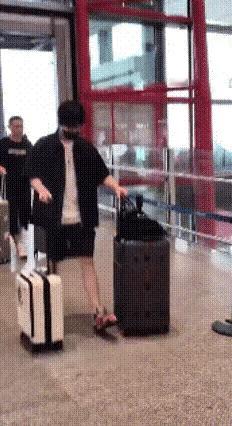 楚钦一大早出发去横滨了，帅的好稳定，清爽帅气的一身，起落平安，比赛加油！
不过这