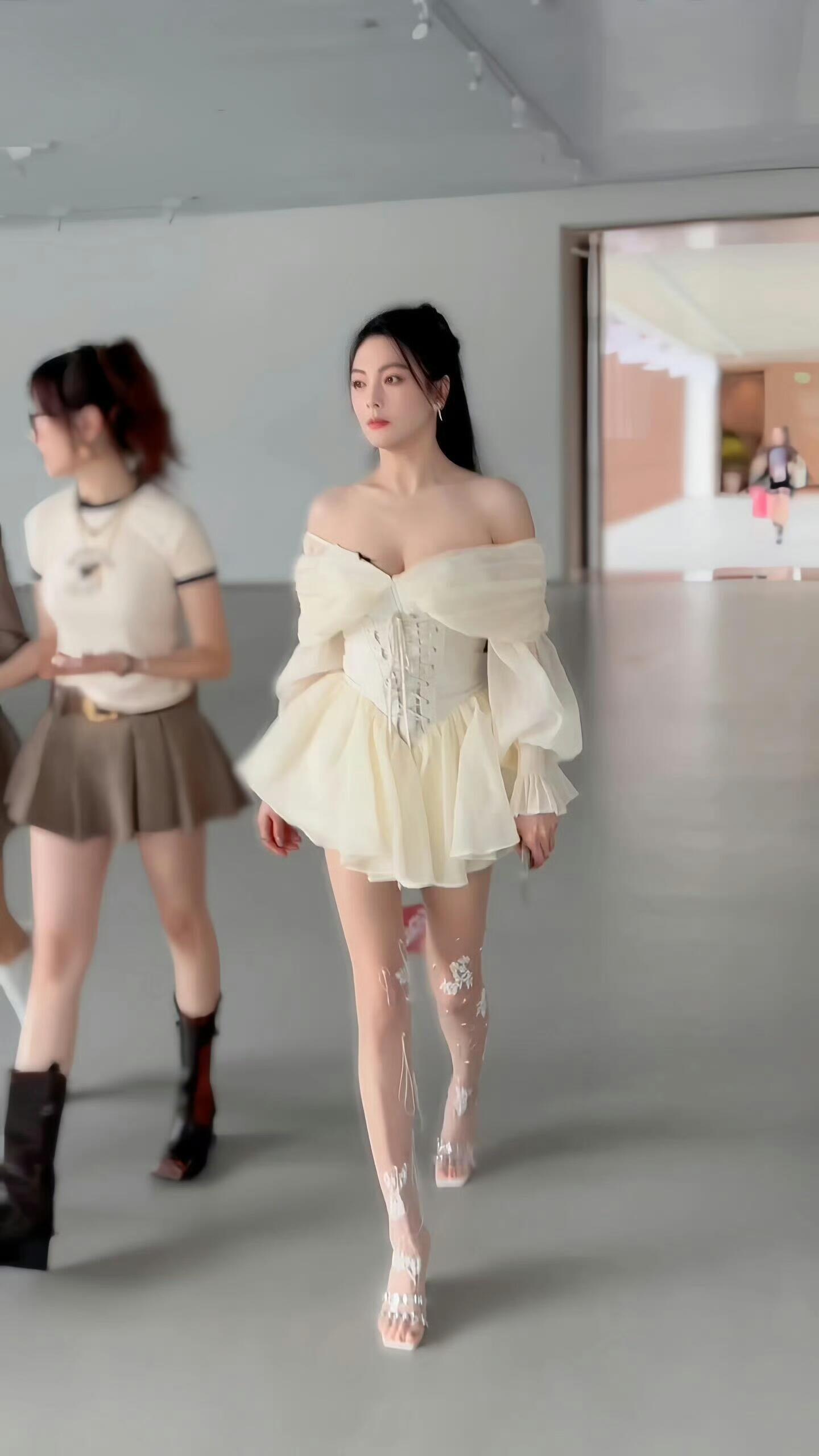 张雨绮冰丝袜好性感 