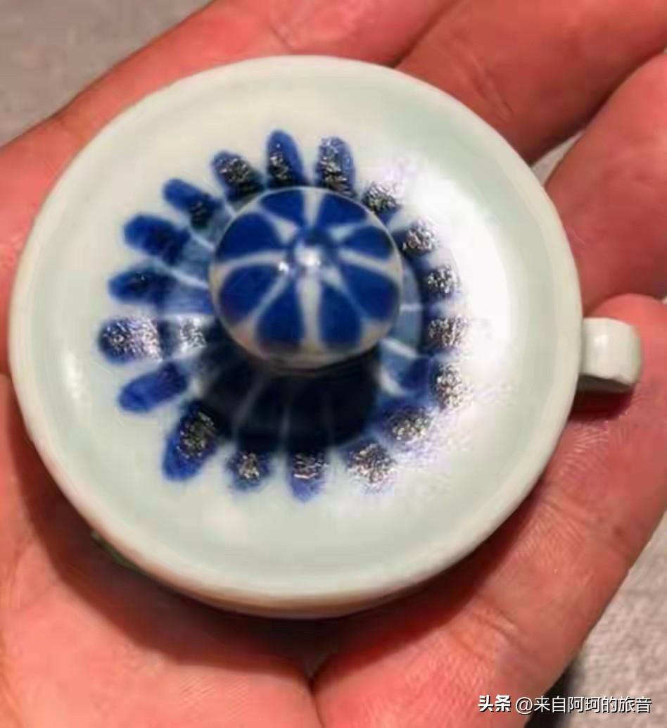 王刚砸碎的那件乾隆粉彩瓶，后来在香港拍出了一亿八千万，这事儿可不是段子，是真的。