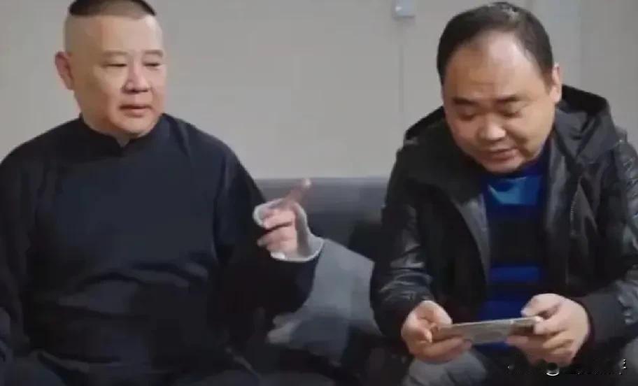 郭德纲在台上经常砸挂的除了于谦外，还有侯震：

说侯爷特别懒，说如果有一天自己身
