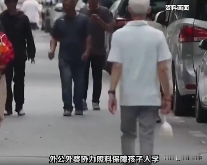 实在让人唏嘘。

孩子随口一句不想上学，离异后的母亲就真的不让孩子踏入课堂。
