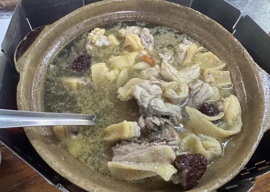 永利炭炉鸡探店
打卡荔湾区永利炭炉鸡，门店在桥中中路41号，坦尾地铁站D口步行1