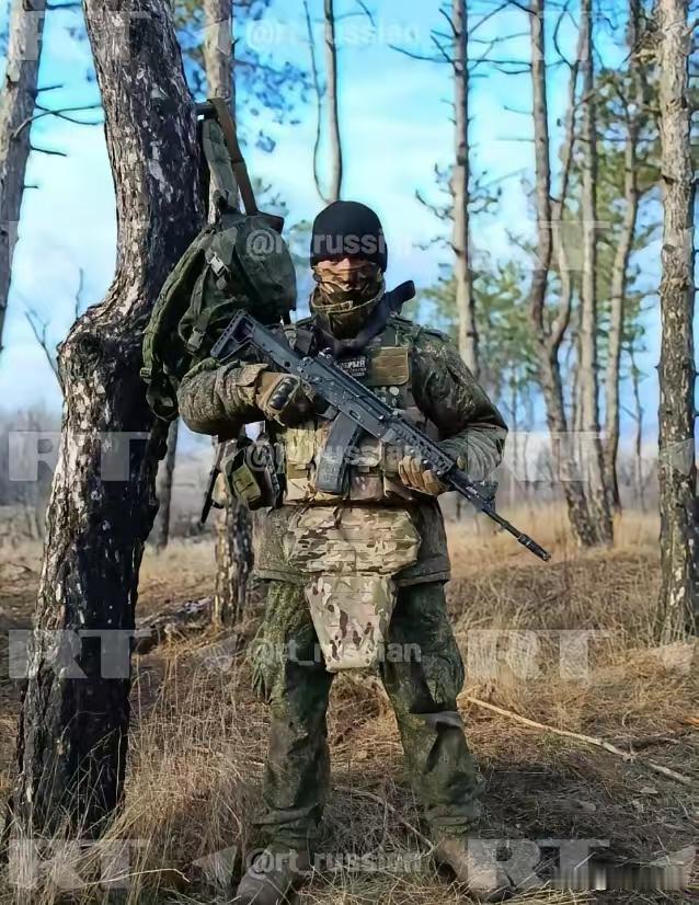 俄军1个士兵就杀穿两条街，震撼俄军前线司令部！俄军一名士兵，河里摸爬12公里，躲