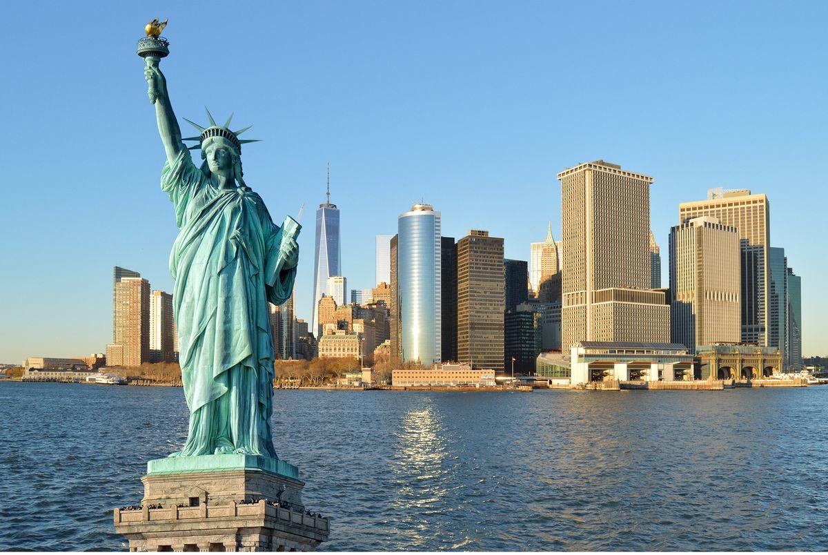 上帝欲其灭亡，必先使其疯狂！
这句谚语源自古希腊，意思是神要毁灭谁，先让他发疯。