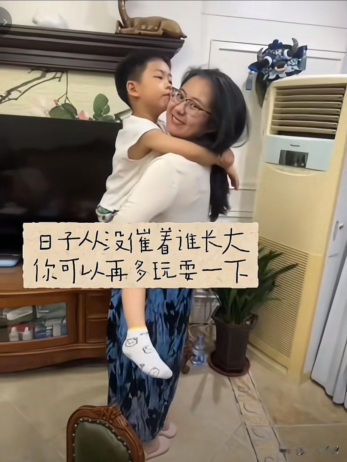 段睿发布了一条和儿子玩耍的视频，文案很温馨“日子从没催着你长大，你可以再玩耍一下