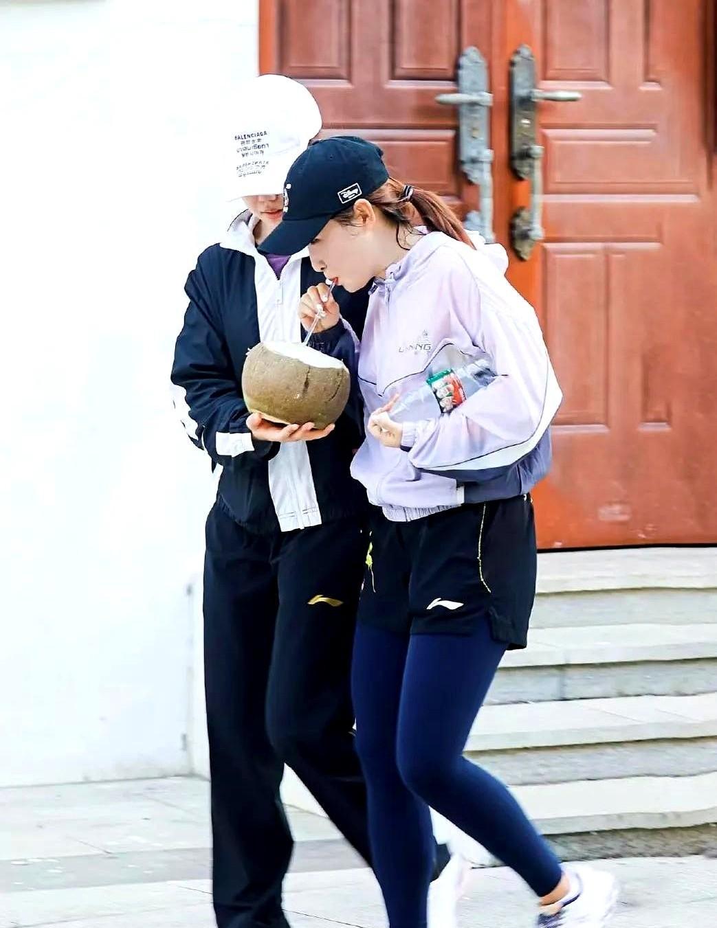 刘诗雯没退役，她只是换了个方式上场。
那块枣字毛巾，现在挂在国乒训练馆的墙上，旁