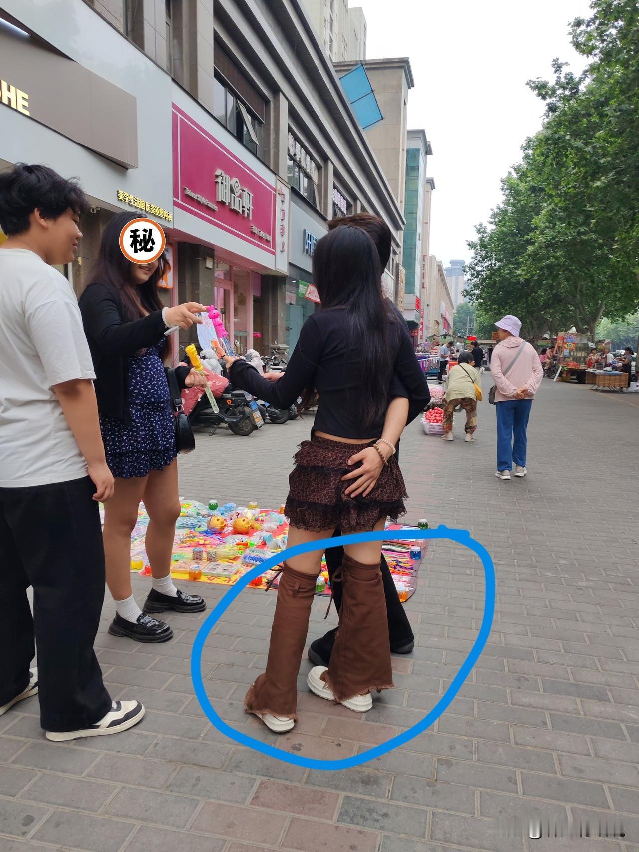 80后已经看不懂这种美了
5月13日，这是我昨天在街头抓拍到的图片，这个辣妹的穿