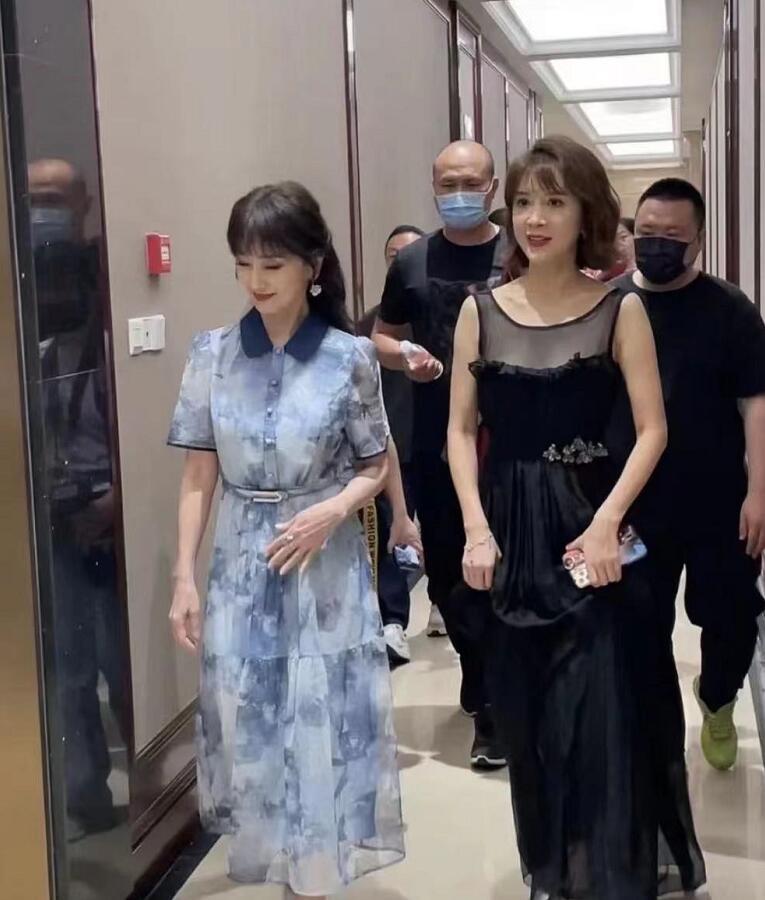 6月3日，赵雅芝与金巧巧一起现身杭州购买豪宅，据悉，成龙此前也曾在此定购江景房。