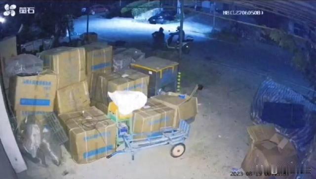 离大谱！湖北武汉，两男子深夜偷水泵后开电动车逃跑，店主开车拦截，不料在转弯处撞伤
