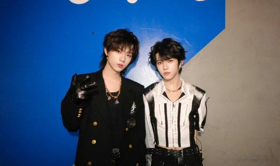 张子墨晒与张函瑞合照张子墨晒了与张函瑞合照特别萌的两个人梦跨代一个同台 