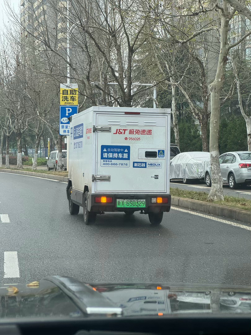 无人车在武汉不稀奇，但是为啥新疆牌照稀奇 