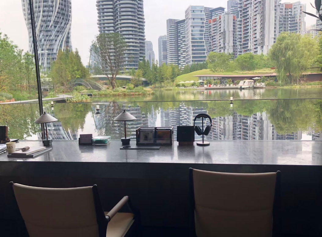 麓湖L+空间开放，漩涡公园对面。业主共享客厅，一线湖景，舒适度不错。另有会客和共