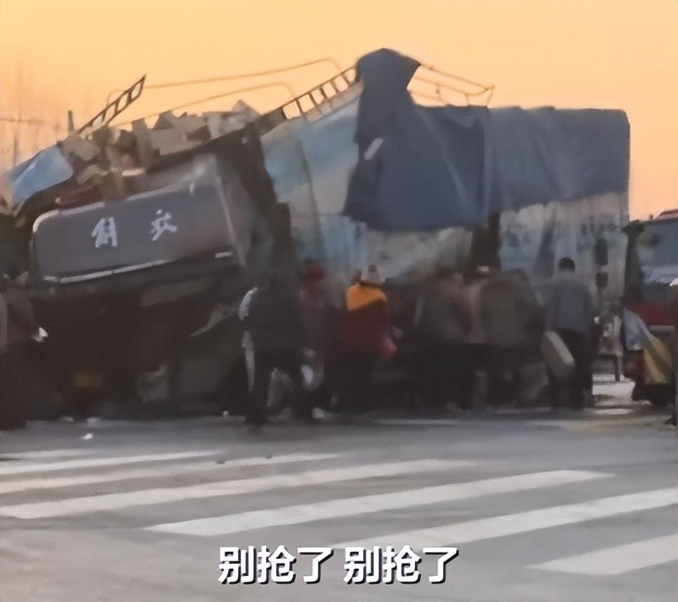 事故现场的笑声，是扇向道德的耳光！鹿邑这场趁火打劫的闹剧，看得人血压直飙，更寒了