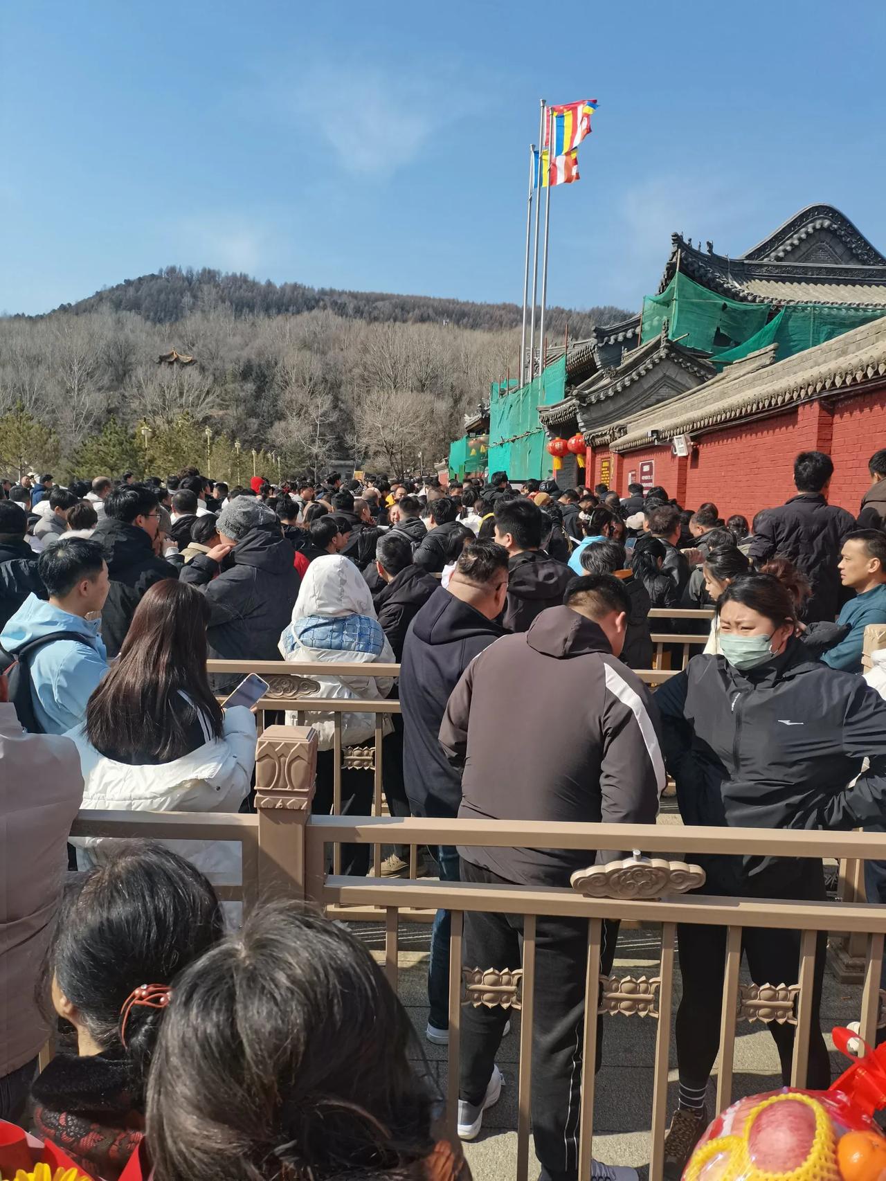 正月十一的五台山，
游客明显减少了许多，
五爷庙祈福排队一个小时就可以了，
天气