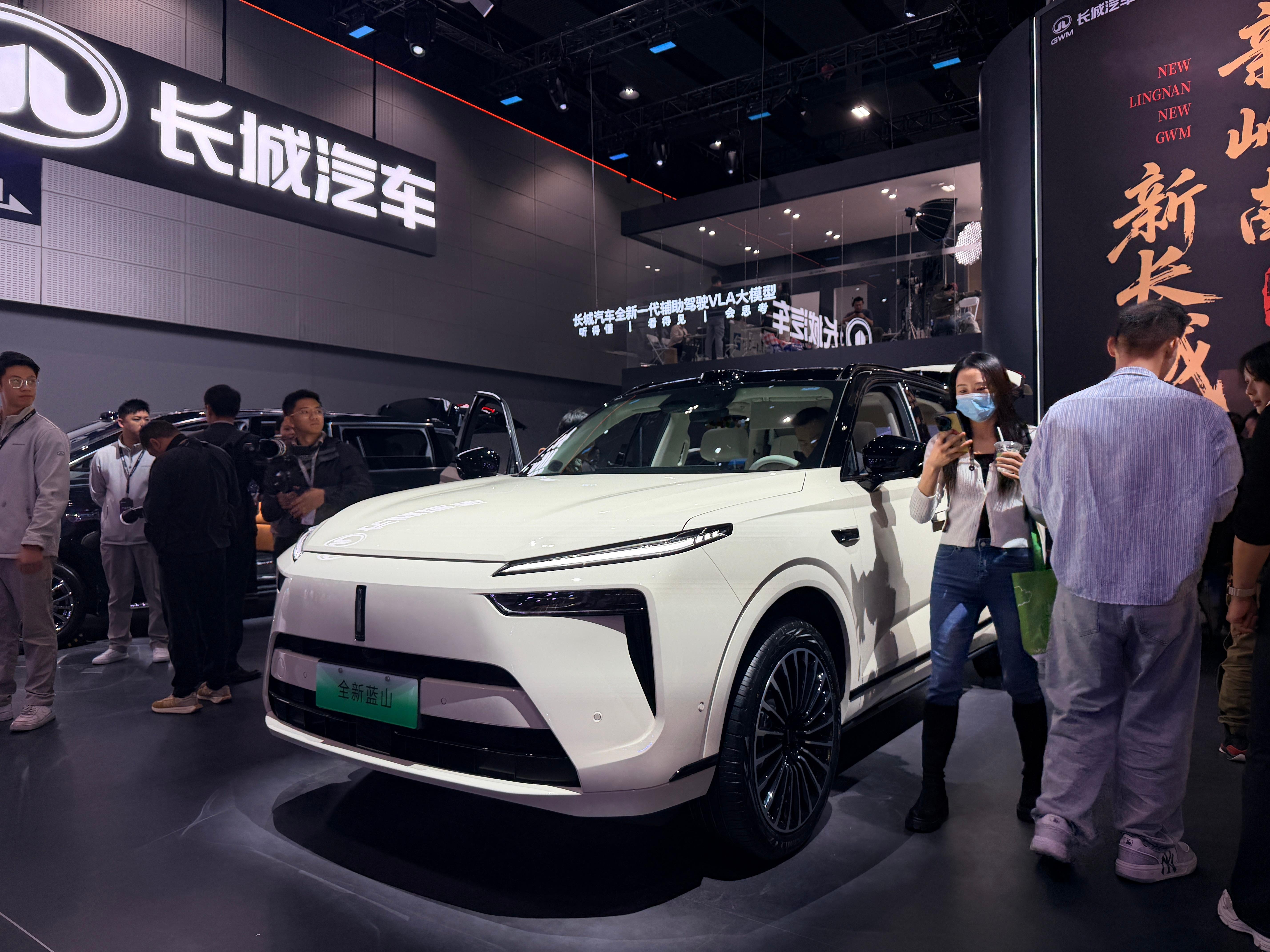 杰哥带你逛车展——魏牌展台！说真心，这个展区科技感和烟火气都拉满，完全是家庭用户