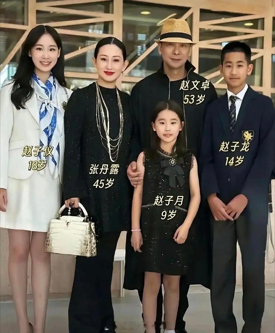 看了赵文卓的全家福合照，原来他们家也三胎了啊，三个孩子都很像赵文卓啊哈哈 