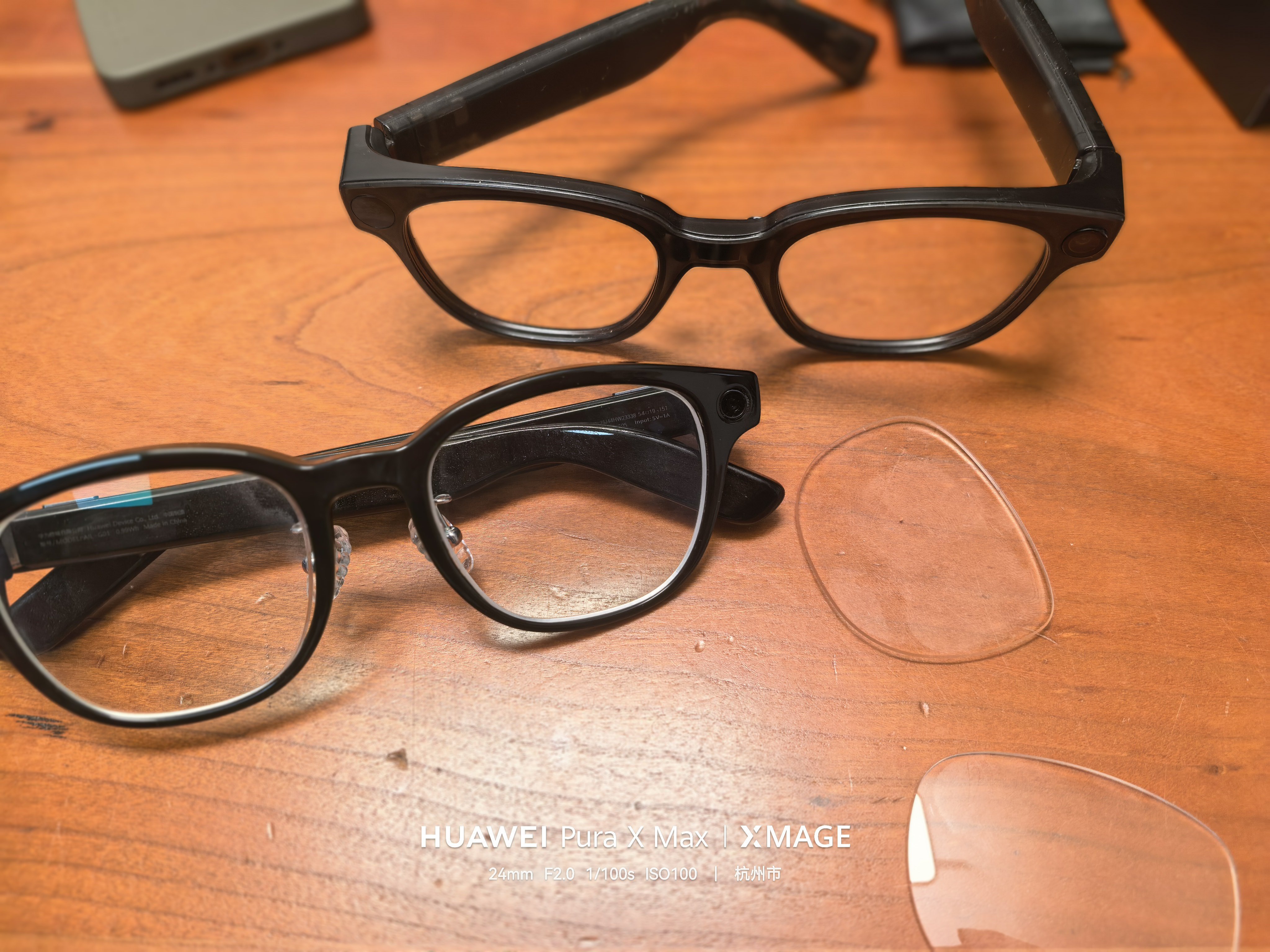 华为AI眼镜的镜片基本上和之前魅族的这个AI眼镜镜片大小差不多，先装上去凑合用～