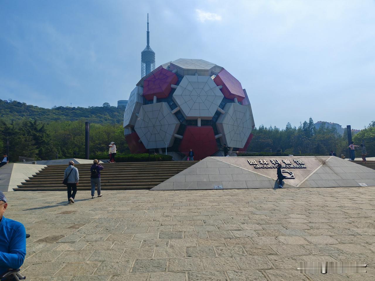 五一长假前一天，去劳动公园看牡丹花，这次错峰出行并不成功，公园里游人摩肩接踵，感