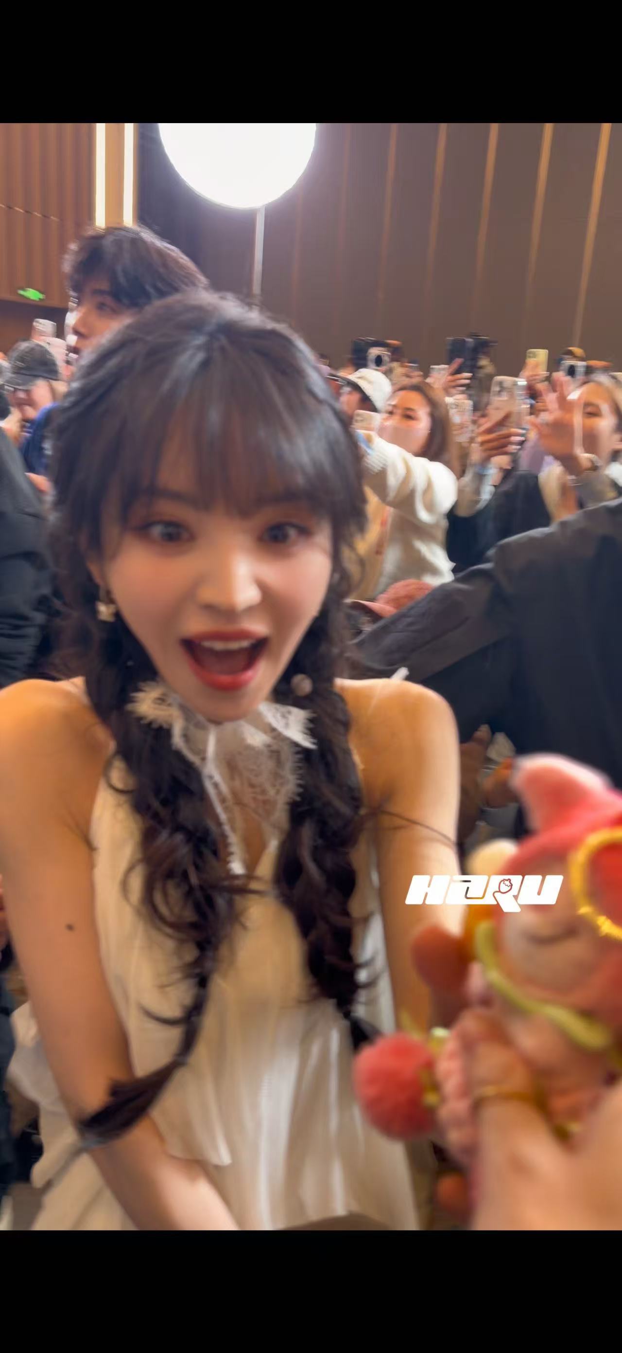 田曦薇收到草莓小猪田曦薇好萌啊，感觉眼睛里亮亮的都是光，收到草莓小礼物的时候真的