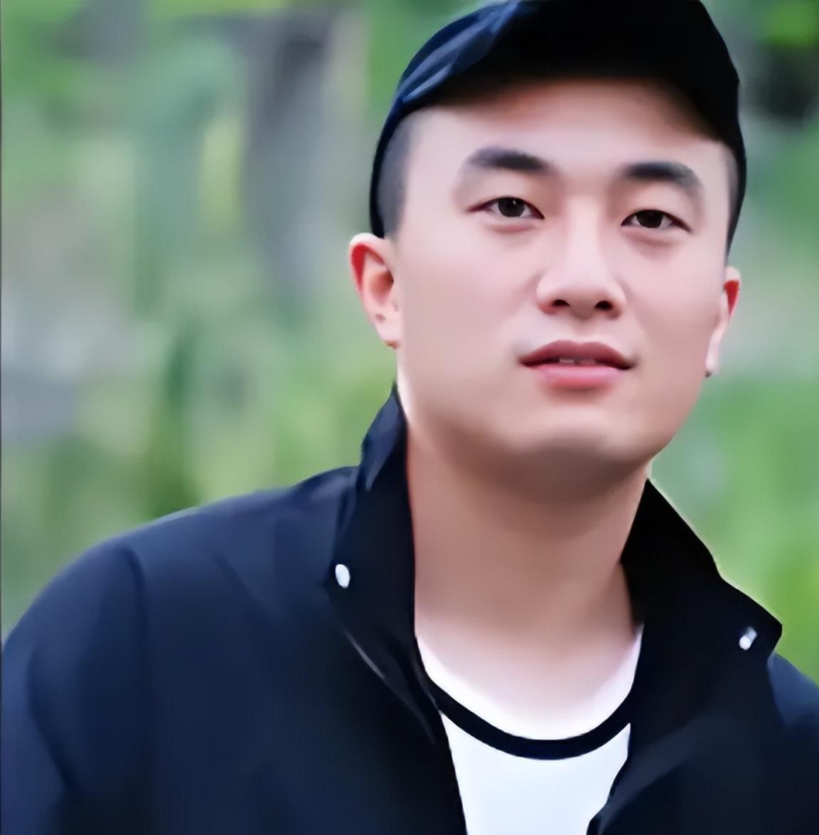 2021年，四川30岁男子每天和57岁母亲一起睡，他洗澡时，母亲也待在浴室，他不