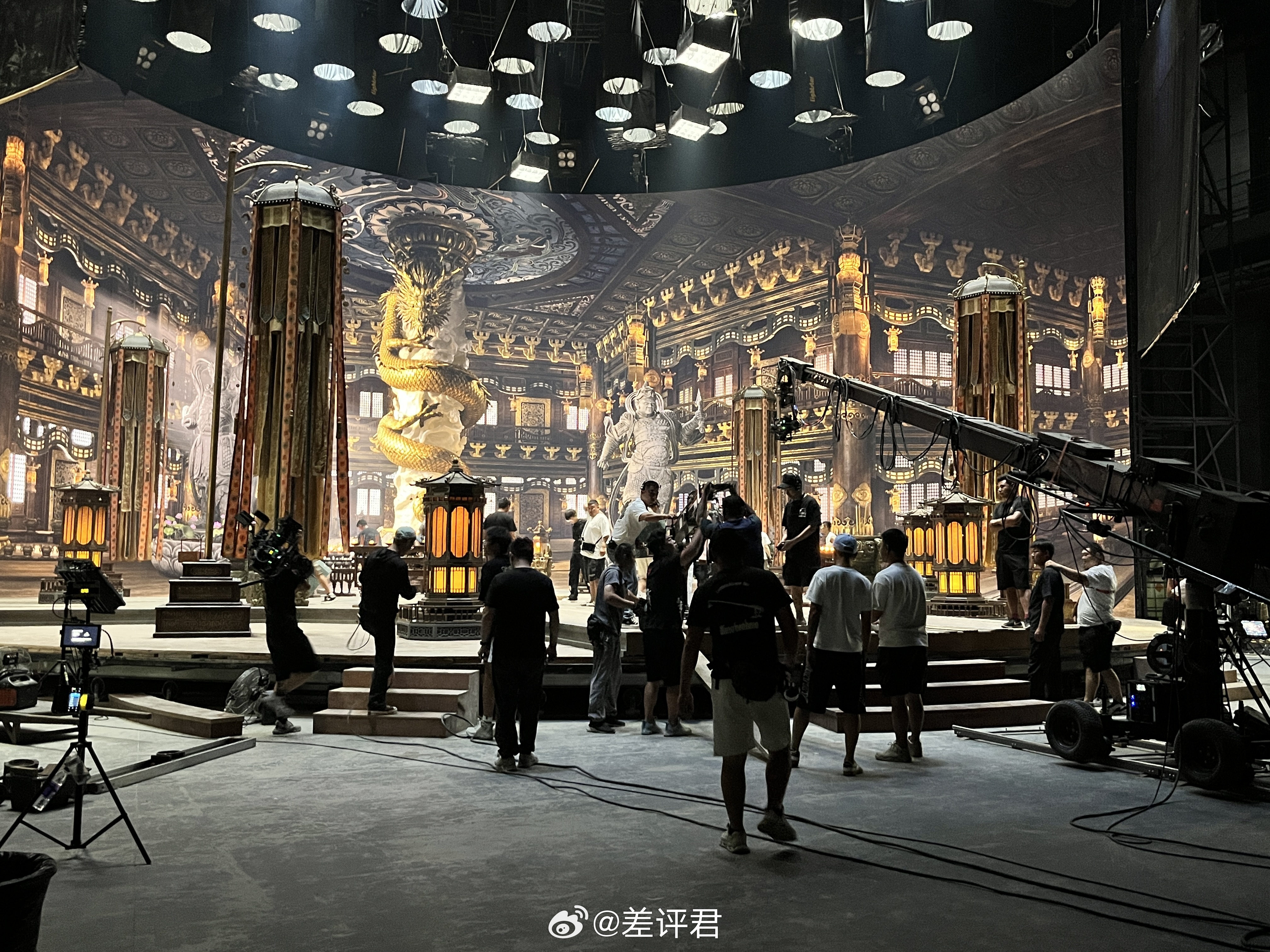 #差评在现场# 没想到咱们也是探上班了，前阵子去了爱奇艺在横店的虚拟拍摄影棚参观