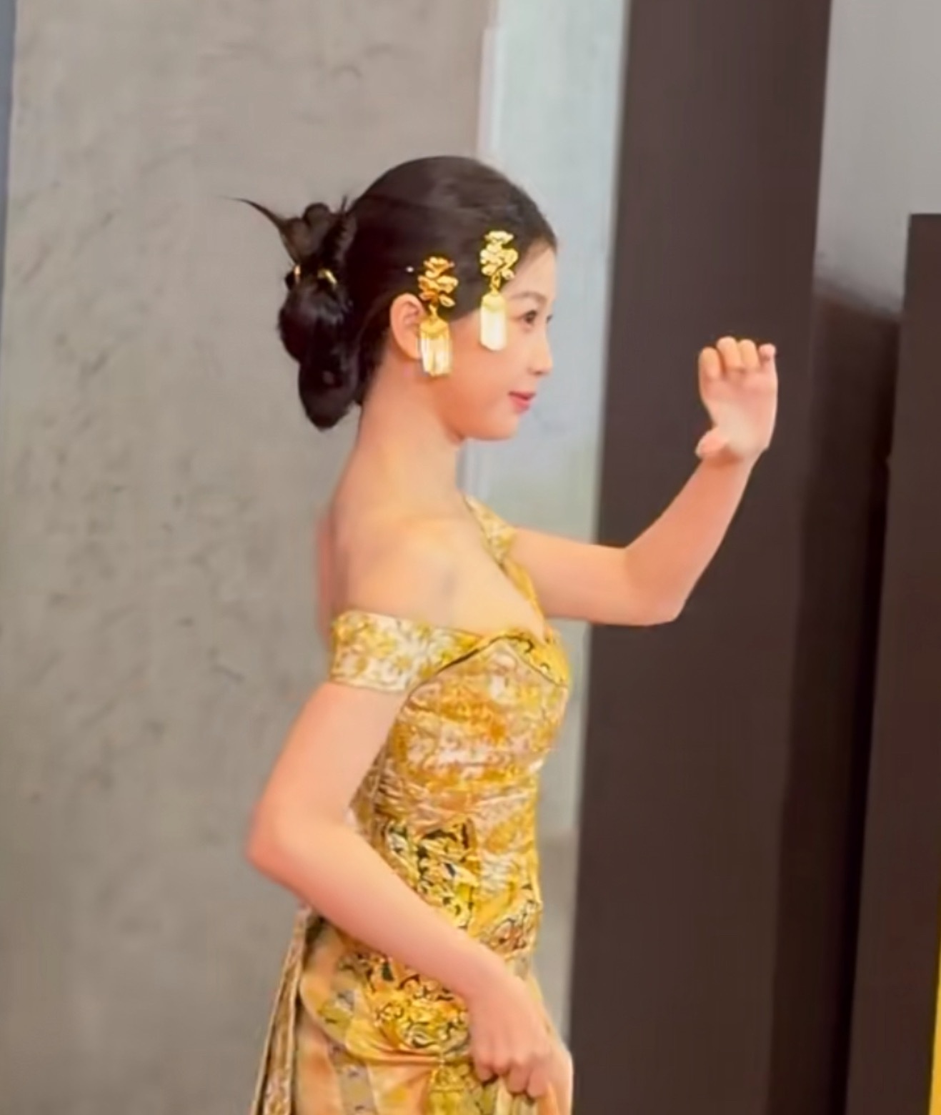 你的文字还爱她，你的审美我心疼…妮莓楛茶