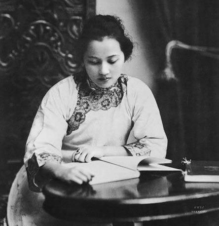 年轻时的宋庆龄太美了，端庄大方而且大气。