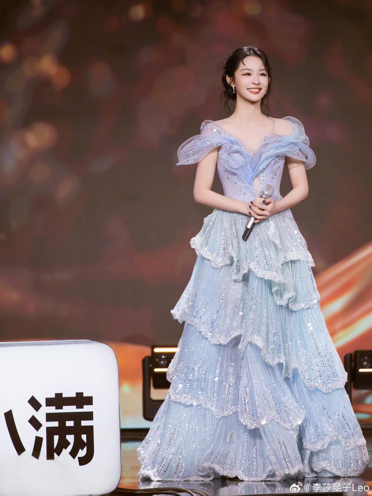 看到李莎旻子主持金鹰典礼的样子真的好感慨啊！李莎旻子胡歌时隔十年金鹰再同框 ​​