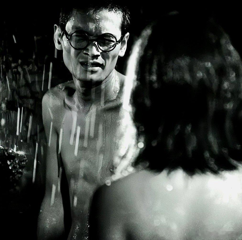 日本著名导演冈本喜八1968年作品《肉弹》中饰演学生兵的寺田农与大谷直子饰演的小