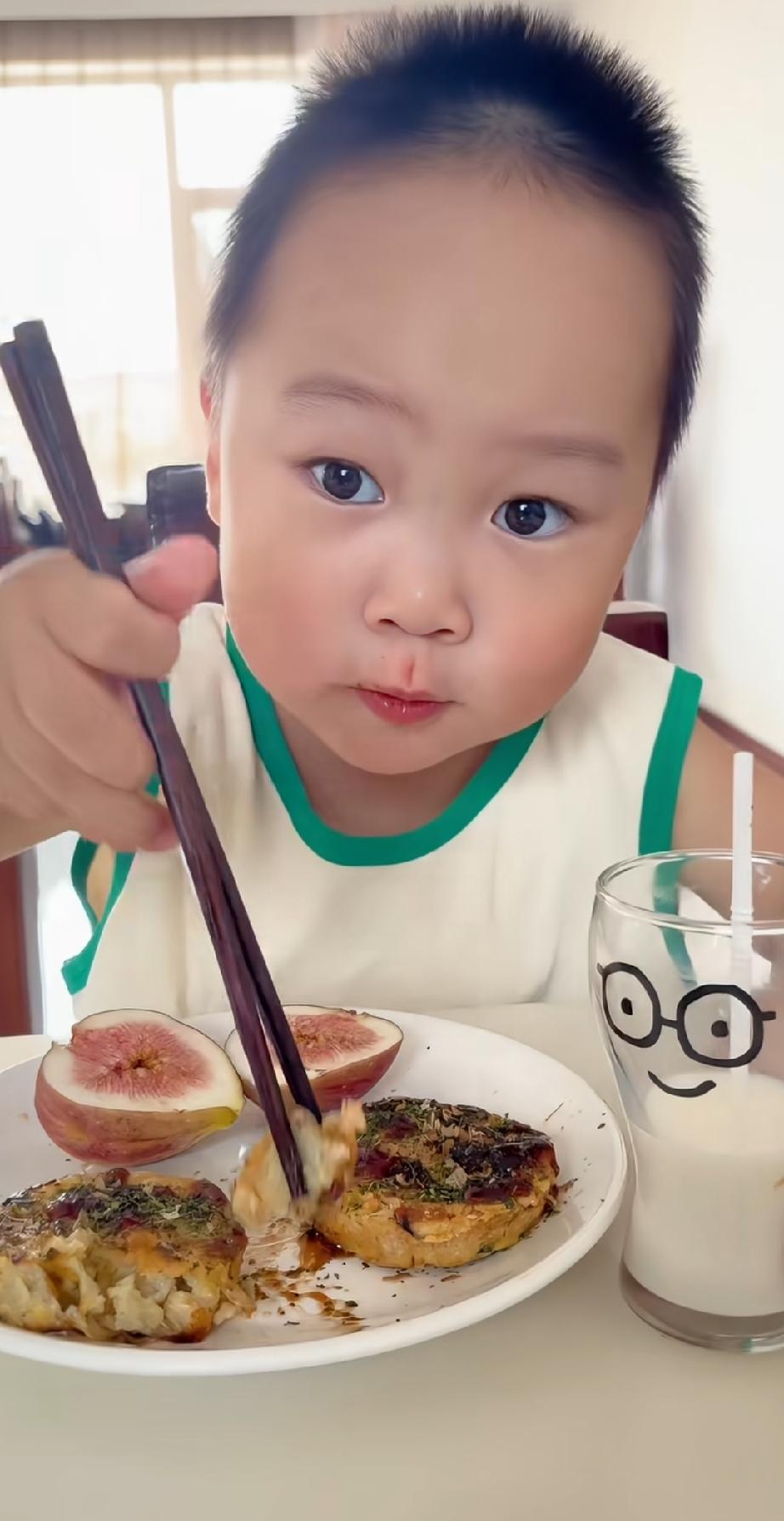 九月了，米乐应该要上幼儿园了吧
无论他是三岁还是网传的五六岁，
现在米乐妈每天照