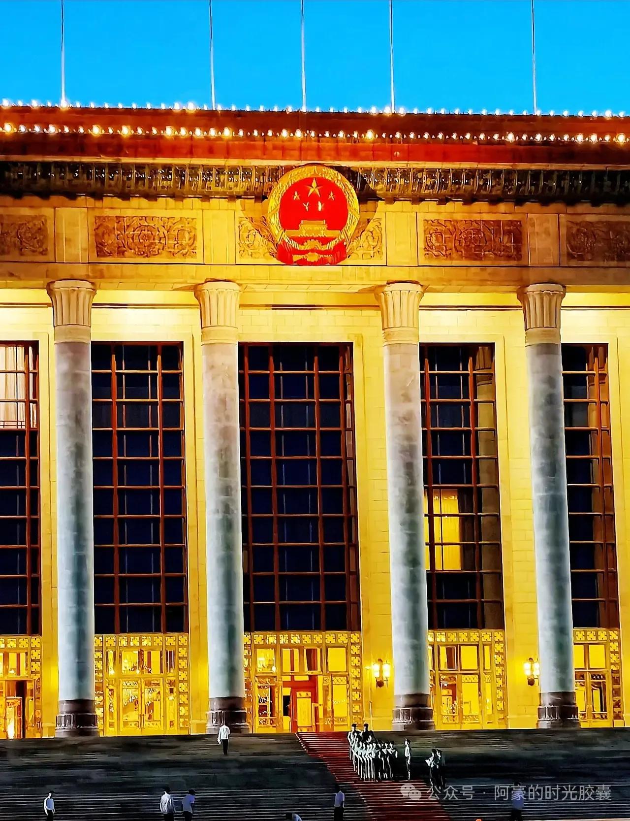 人民大会堂各省会议厅简介
 
人民大会堂内设有三十四座省级会议厅，分别以全国各省