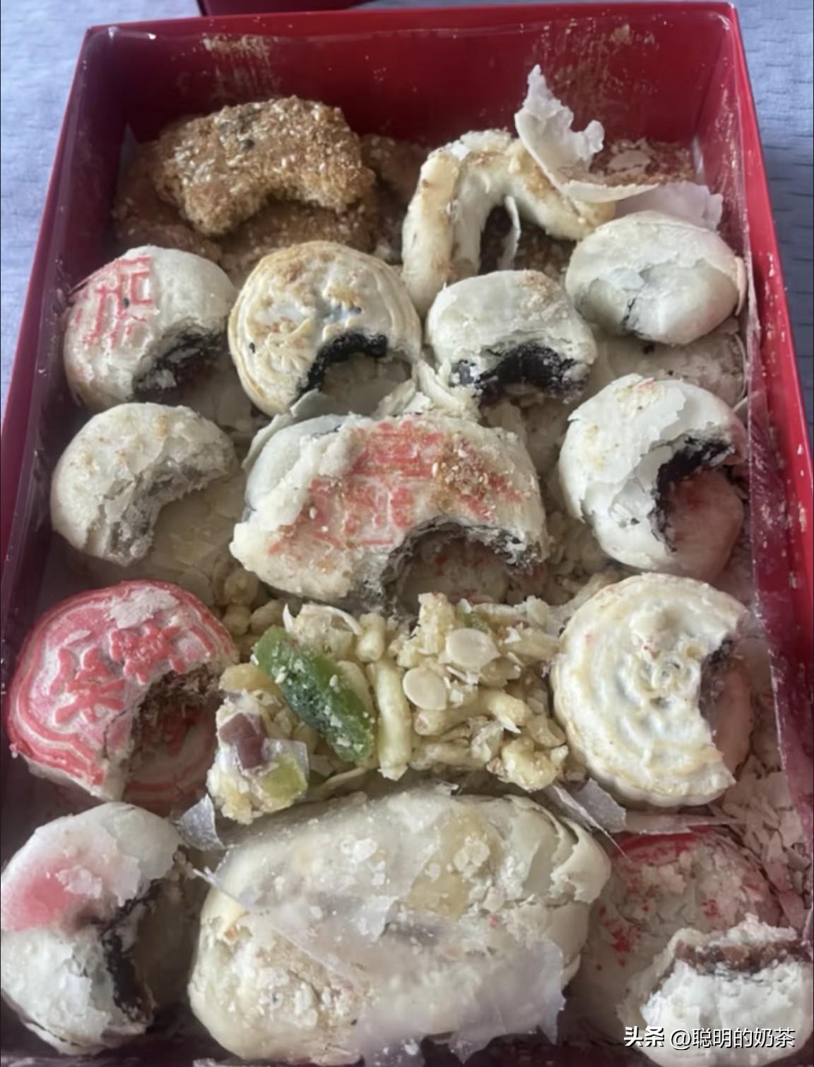 记得小时候过年走亲戚，家里如果有客人送来的点心，客人刚抬屁股走我就想把点心盒子打