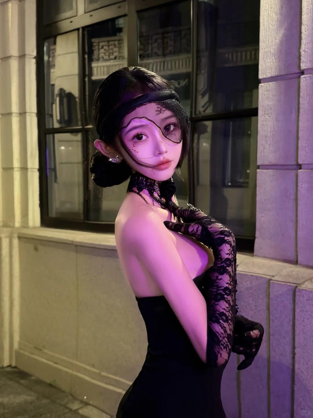 山东时尚模特小妹，锁骨线的弧度像月光漫过的弧线，从肩头延伸至颈下，不锋利却格外显