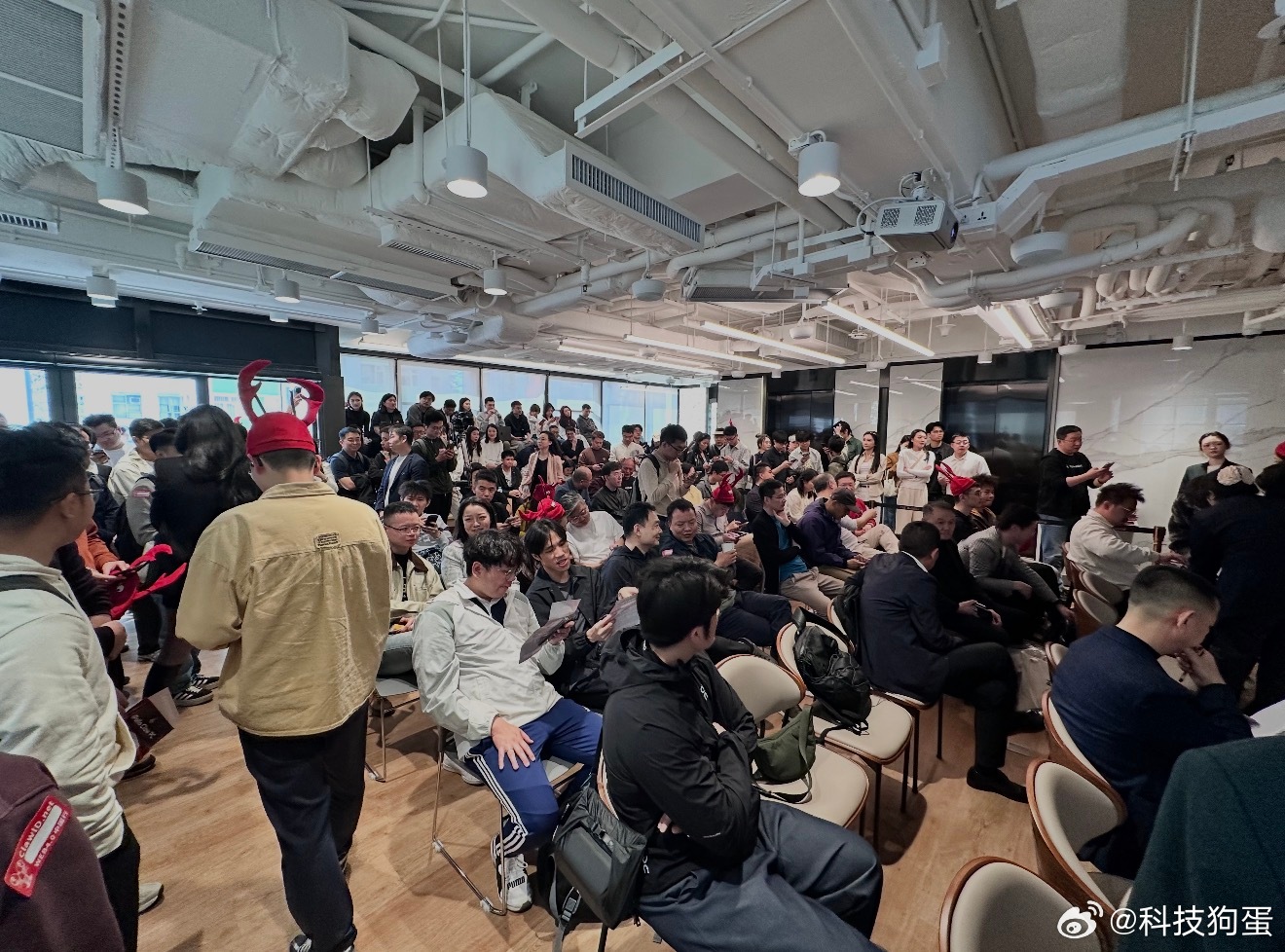 刷到一个帖子，香港线下举行的养龙虾大会，感觉养龙虾就是一场巨大的FOMO泡沫那种