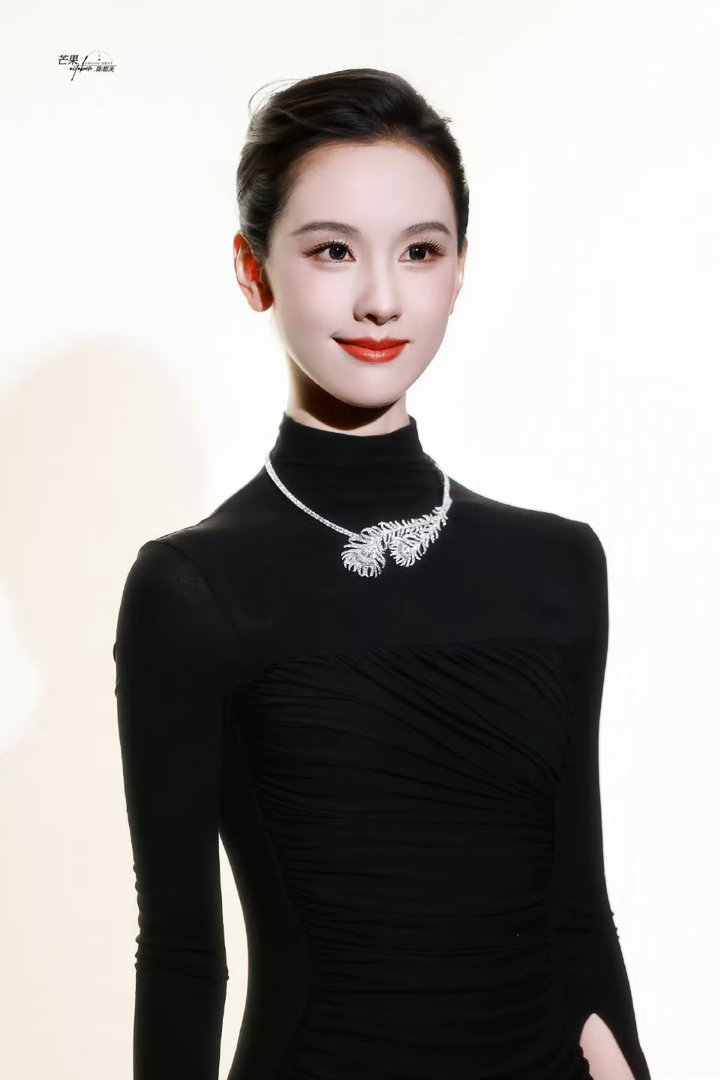 陈都灵 黑天鹅谁能拒绝陈都灵啊！😻 宝诗龙羽毛钻石项链配黑高领，清冷感直接拉满