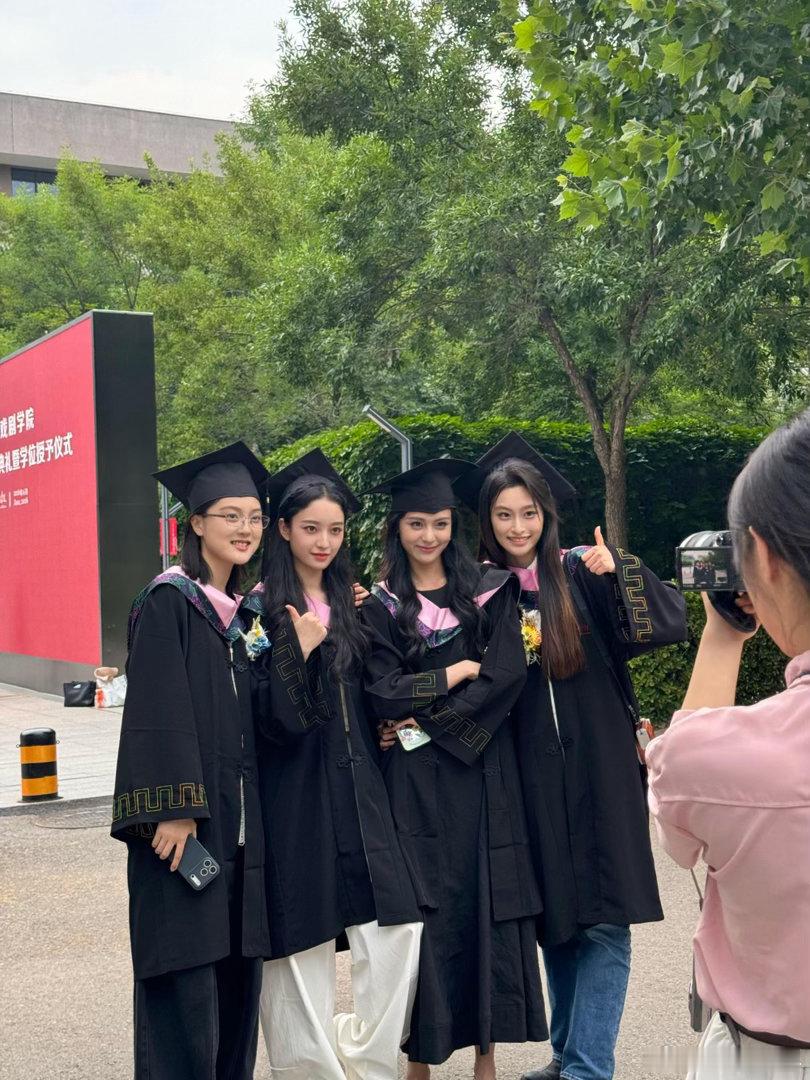 杨舒伊中戏没毕业前就演莫离女二杨舒伊中戏毕业前第一部戏是莫离中戏毕业典礼现场曝光