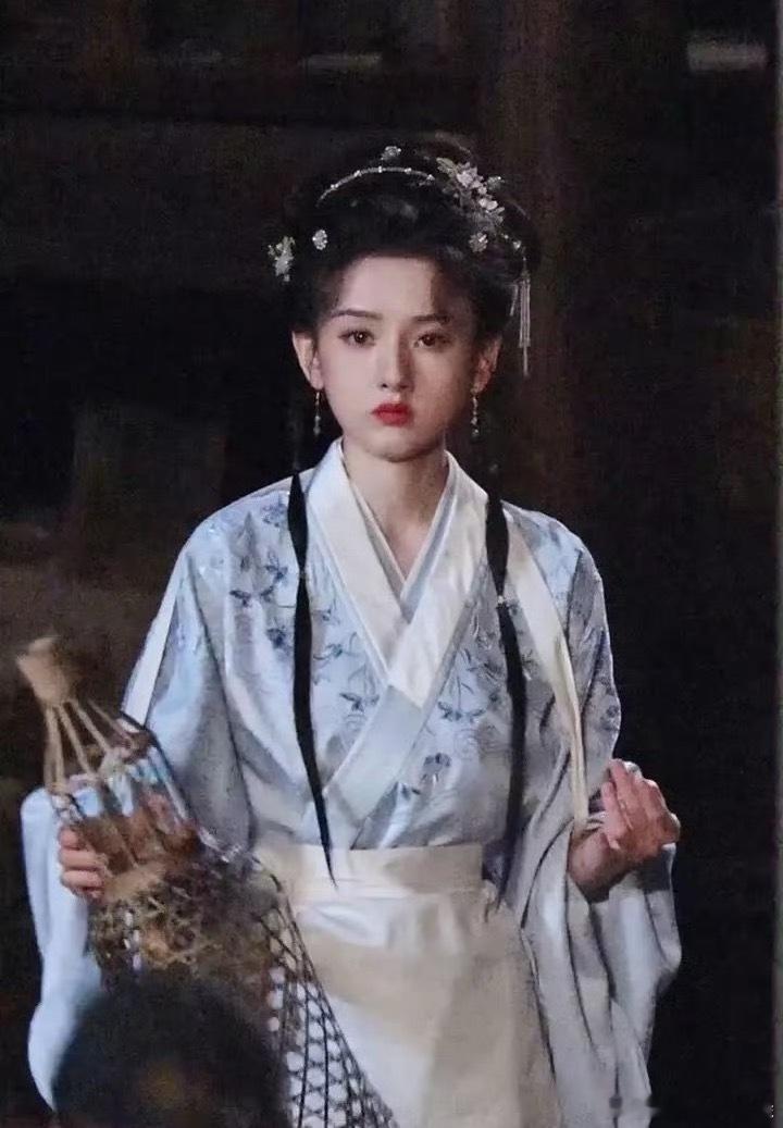 表妹万福宋祖儿很萌，但是额头这两缕刘海能不能梳上去，祖儿大光明发型那么好看。 ​