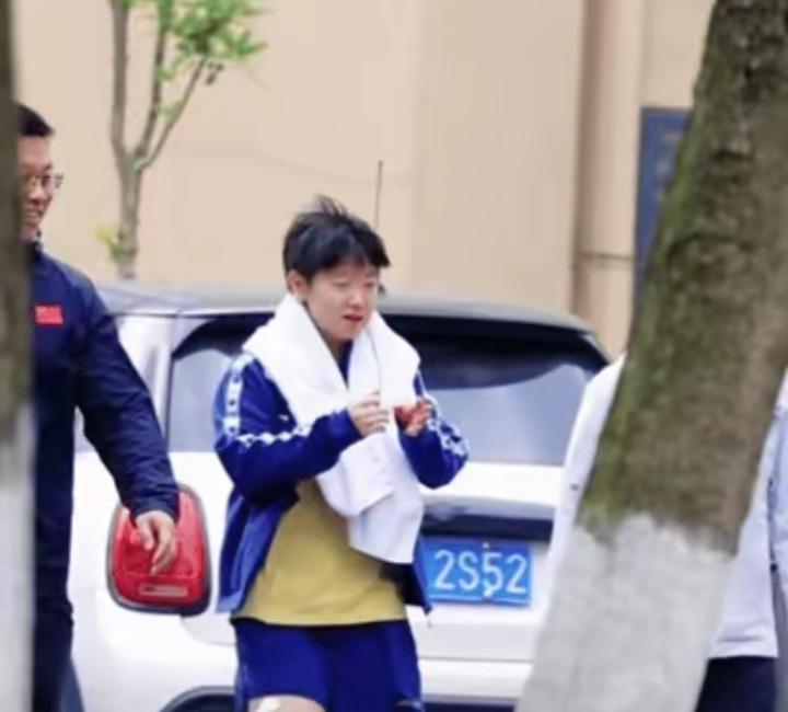 孙颖莎赛场上气场全开的小魔王，下训后秒变活泼开朗的小太阳，可爱值直接拉满。
 