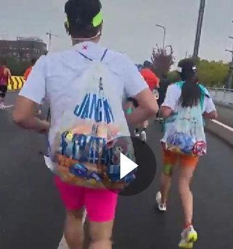 2马拉松选手被曝拿走大量补给  2024苏州“环太湖1号公路”马拉松，两位选手背